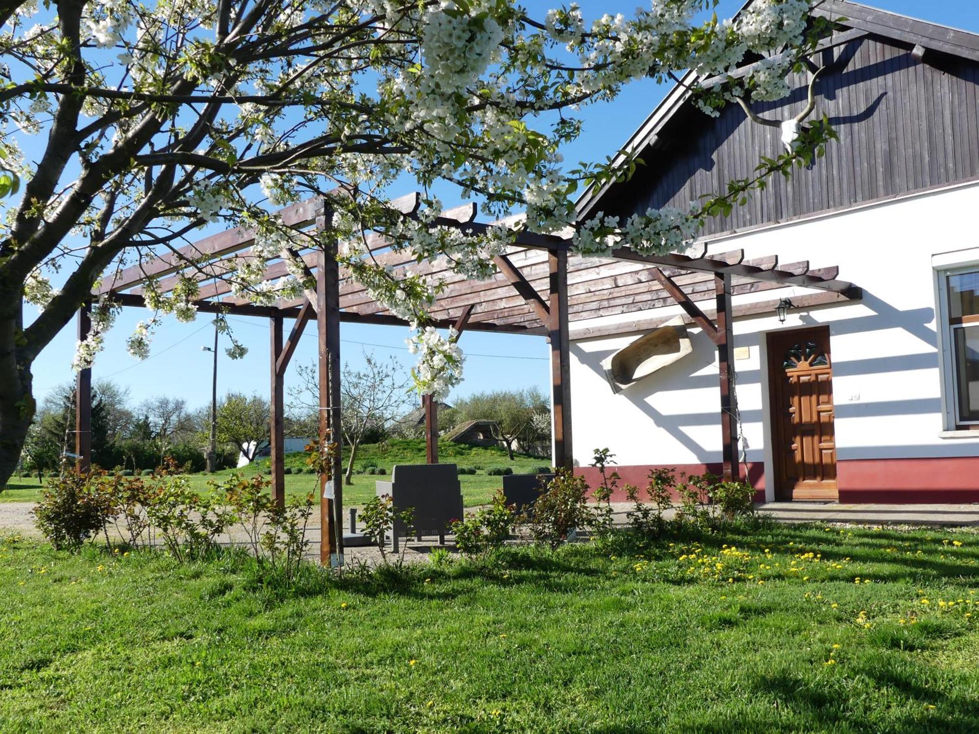Bed and Breakfast Tisza White House Tiszaszolos Экстерьер фото